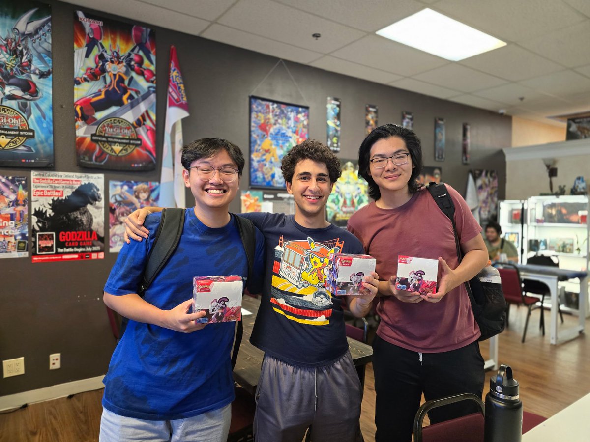 Our Destined Rivals 3v3 case tournament was a success with 15 teams! Thank you to all the Trainers who battled yesterday! And congrats to Khoa, Noah, and Matt for taking first! 
#pokemon #destinedrivals #community