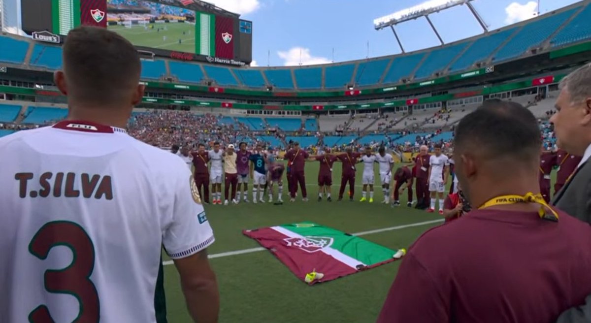 duendedoflu's tweet image. Roda de oração do Fluminense.

Deus é tricolor, o morador de rua que entrou no quarto do Ignácio nos abençoou. GLÓRIA A DEUS!