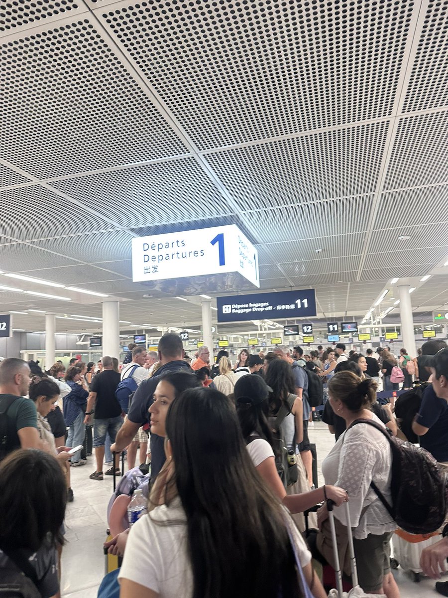 Lina00127502's tweet photo. @
⸻

@vueling Flight VY6933 ORY to FCO was set for 10:20 PM. It’s past 1 AM—we’re still delayed and now being sent by bus to CDG. We’re 6 people incl. an 83-year-old. No info. No help. Assistance closed. UNACCEPTABLE. We demand a refund.
#VuelingFail #TravelNightmare https://t.co/DkFquXzYfa
