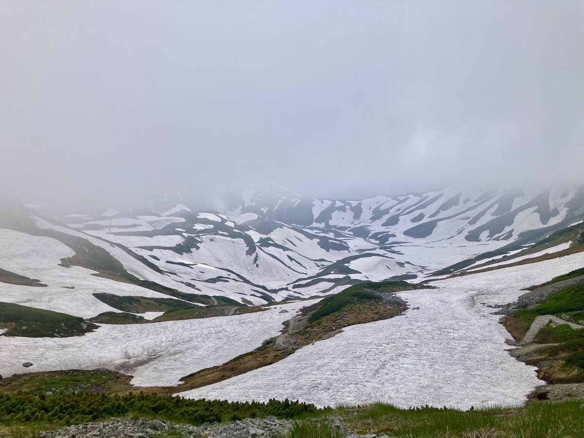 おはようございます。
7/1 6:10現在、玄関先の温度計は10℃。
先程まであった視界は今はガスに包まれて
おります。
あまりパッとしない天気です。
今日から7月…
ついにシーズンが始まります。
皆様本日も良い一日をお過ごし下さい。