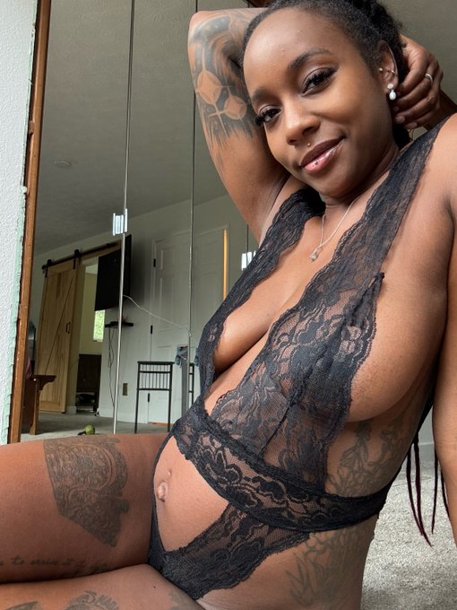 Watch Midnight SG's leaked NSFW photo on TwXstars