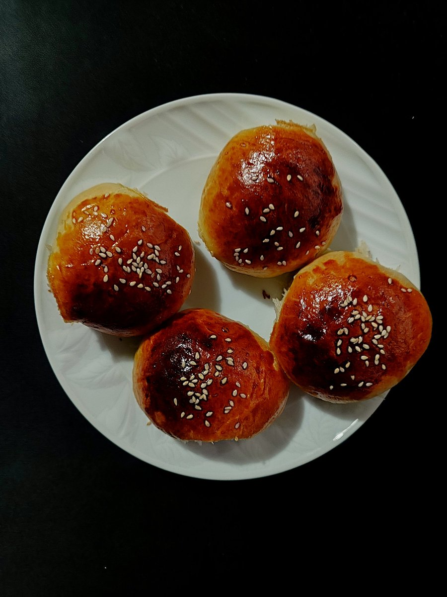 Komşu teyzemiz seslendi ama çok kısık bir sesle;
-Poğaça pişirdim sıcak, gönderiyorum, alın dedi, sepeti saldı aşağı.
-Dedim; abla niye o kadar kısık sesle söyledin <a href="/memetsimsek/">Mehmet Simsek</a> duyup da vergi istemesin diye mi?

Trajikomik bir şekilde ağlanacak halimize güldük.