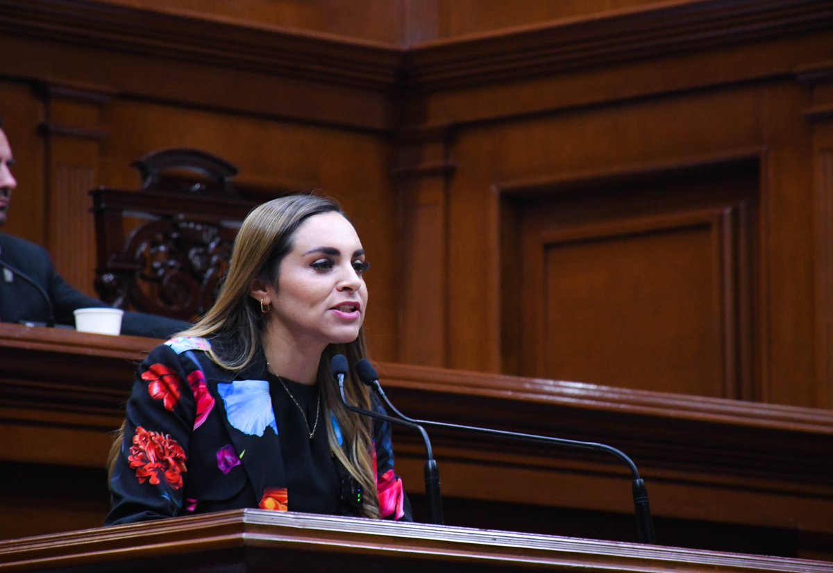 · Elegimos a Omar Plesent como nuevo titular de la PROESPA
· Establecimos en el Código Penal sanciones de hasta 10 años de cárcel y el pago de altas multas económicas a quienes maltraten, torturen o abandonen animales
· Regulamos el uso de celulares al interior de las escuelas