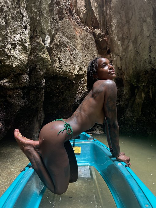 Watch Midnight SG's leaked NSFW photo on TwXstars