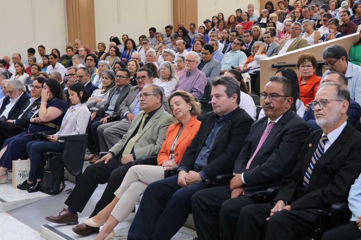 🌟 Un legado que transforma, una vida dedicada a la UES y al país.

📖 Nuestra comunidad universitaria se unió para rendir homenaje a la Dra. María Isabel Rodríguez, en un emotivo acto que acompañó la presentación de su libro y celebró su legado.