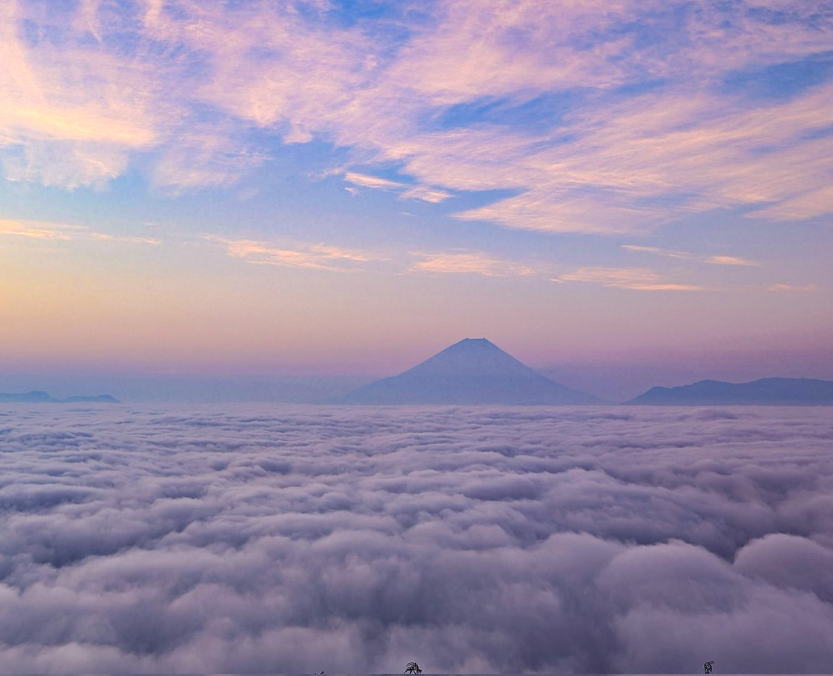 hina21no3's tweet photo. 今朝富士　7/1
霞んでましたが、良い雲海でした
櫛形山で撮影
#富士山　#雲海　#mtfuji https://t.co/J2xkRUAJqC