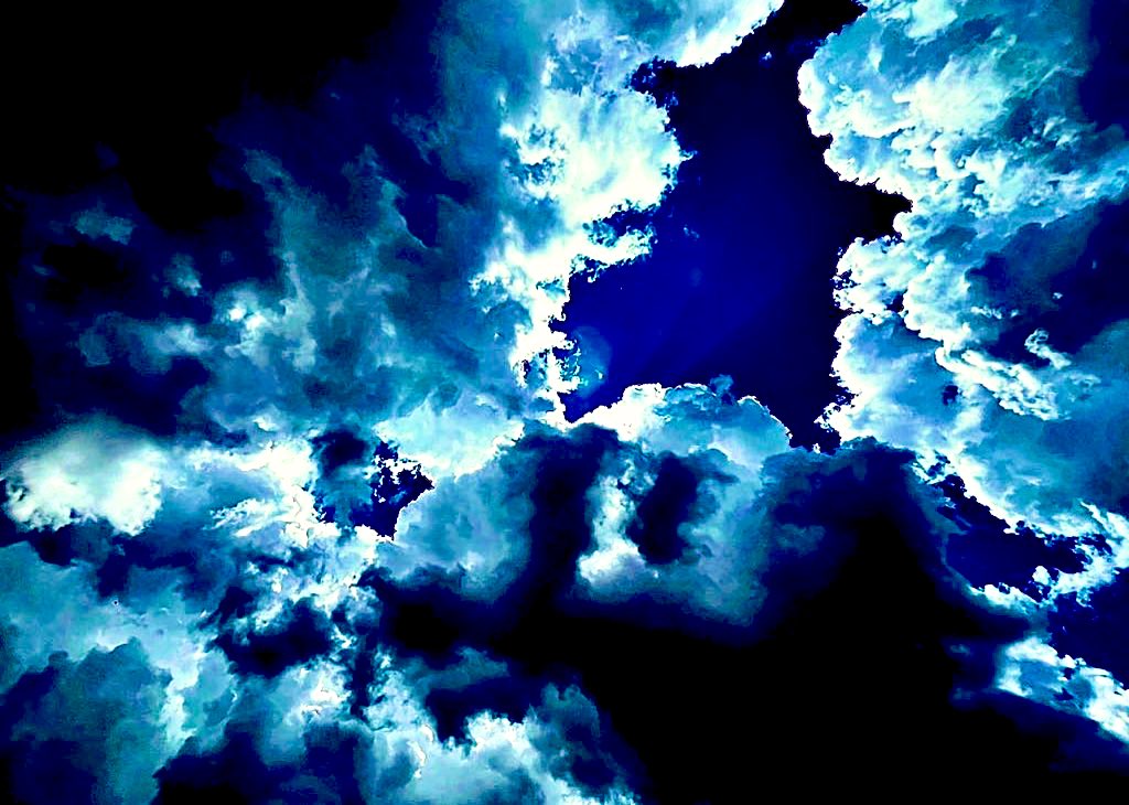 Grande e antica è la notte.
La Luna si leva.
È un mistero che sia lassù,
mai stanca di sperare
di poter essere altrove.
Sarà stata appesa al buio
con una lunga scala,
oppure è solo il rannicchiarsi
di qualche verso sciolto?
Presto tornerà l’alba
e non ci penseremo più.
È Martedì.