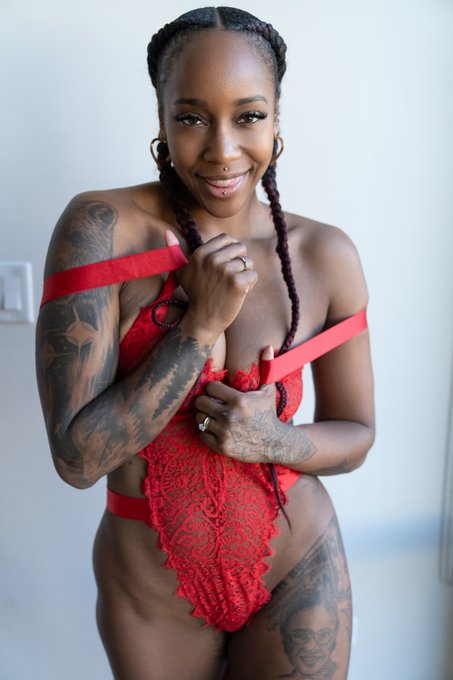 Watch Midnight SG's leaked NSFW photo on TwXstars