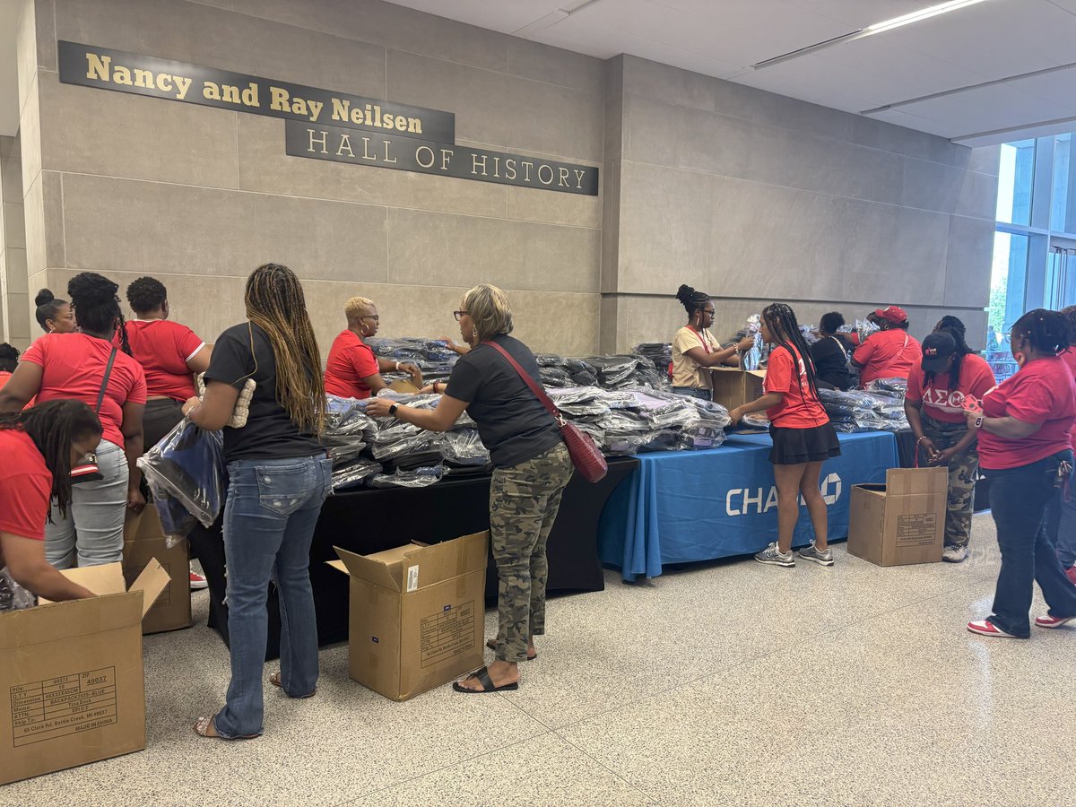 MDAH_Official's tweet image. We're so glad to have partnered with @Chase in hosting a community backpack giveaway at the Two Mississippi Museums on Saturday, June 28! Events like these bring us all together and uplift our students and lifelong learners.