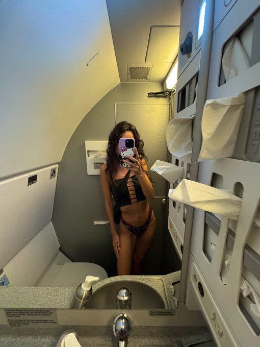 Watch Violet 💕's leaked NSFW photo on TwXstars