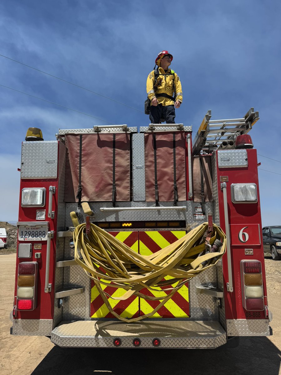 FirePhotoGirl's tweet photo. Juniper Fire #perrisca https://t.co/n8tvKuPoH0