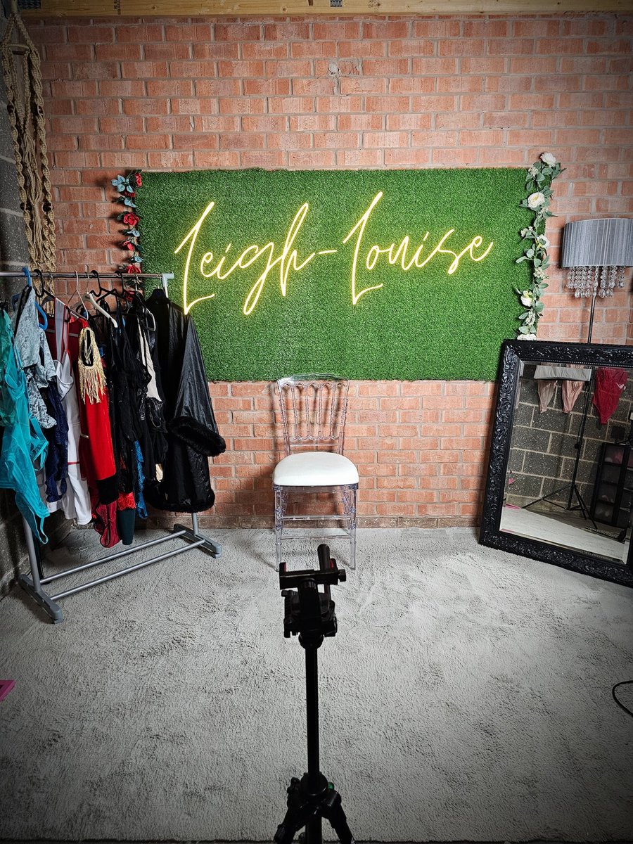 Made myself a little makeshift studio in my garage haven't i . Fitting a pole tomo ....if anything it'll  shift a few pounds off me