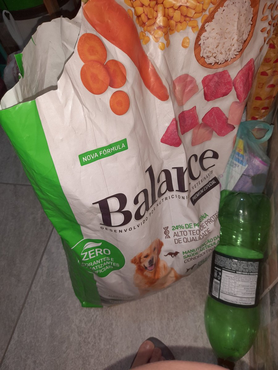 Patrici87300564's tweet photo. @carrefourbrasil comprei um saco de ração de 10,1 kg da marca Balance, e quando fui abrir, está toda mofada. Fiz a compra em maio, e não possuo mais a nota fiscal, mas acredito que como atualmente tudo é informatizado, vocês conseguiriam tirar uma segunda via dessa nota?? https://t.co/fvJRXWFQol