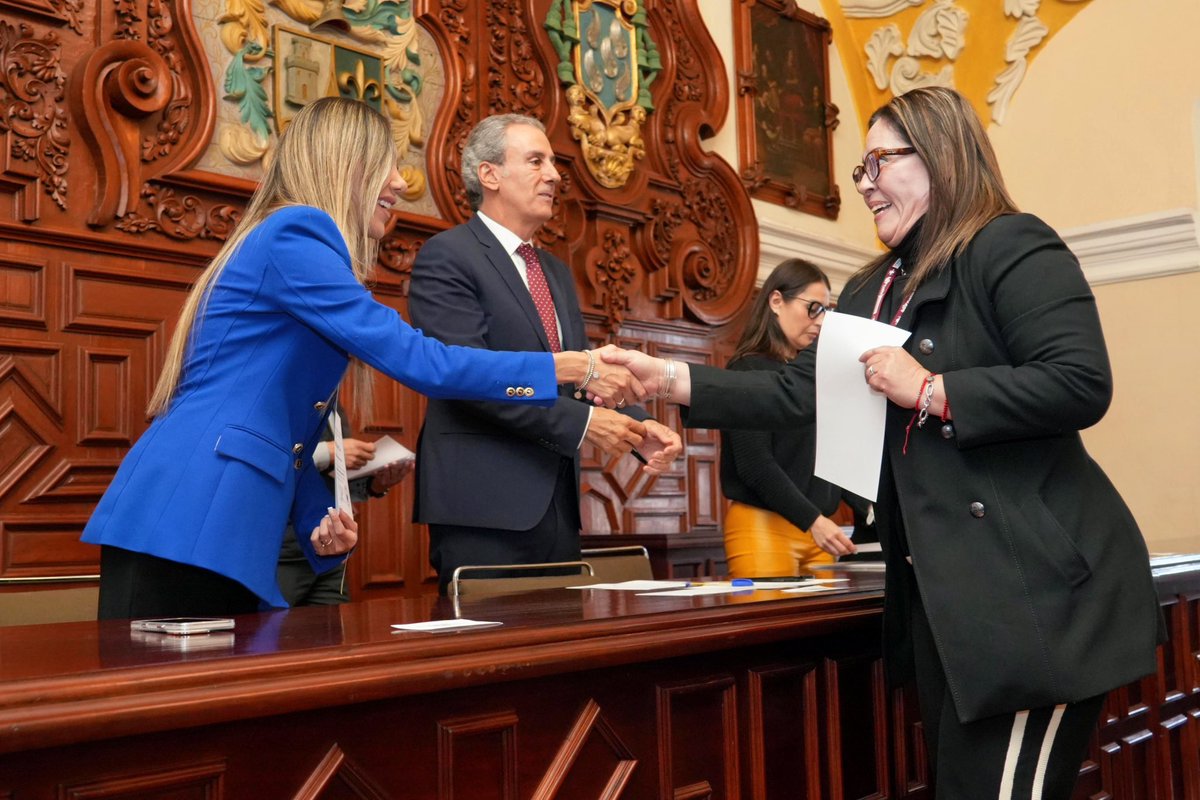 ZairaGlez6's tweet photo. Entregamos más de 1300 constancias a personas servidoras públicas que concluyeron el curso en Igualdad Laboral y No Discriminación.

Reconocimos a quienes hoy se convierten en agentes de cambio, comprometidos con construir una administración pública más justa e incluyente.

Este curso, impartido por la DIIGE-@BUAPoficial , fortalece nuestro compromiso con el cumplimiento de la Norma 025 y con una nueva ética institucional basada en la igualdad y el respeto.

📍 ¡Gracias al Presidente Municipal @pepechedrauimx y a la Rectora Lilia Cedillo  por su respaldo!