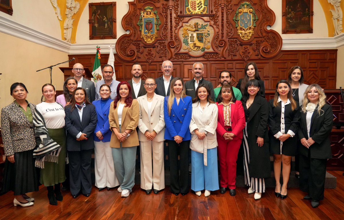 ZairaGlez6's tweet photo. Entregamos más de 1300 constancias a personas servidoras públicas que concluyeron el curso en Igualdad Laboral y No Discriminación.

Reconocimos a quienes hoy se convierten en agentes de cambio, comprometidos con construir una administración pública más justa e incluyente.

Este curso, impartido por la DIIGE-@BUAPoficial , fortalece nuestro compromiso con el cumplimiento de la Norma 025 y con una nueva ética institucional basada en la igualdad y el respeto.

📍 ¡Gracias al Presidente Municipal @pepechedrauimx y a la Rectora Lilia Cedillo  por su respaldo!