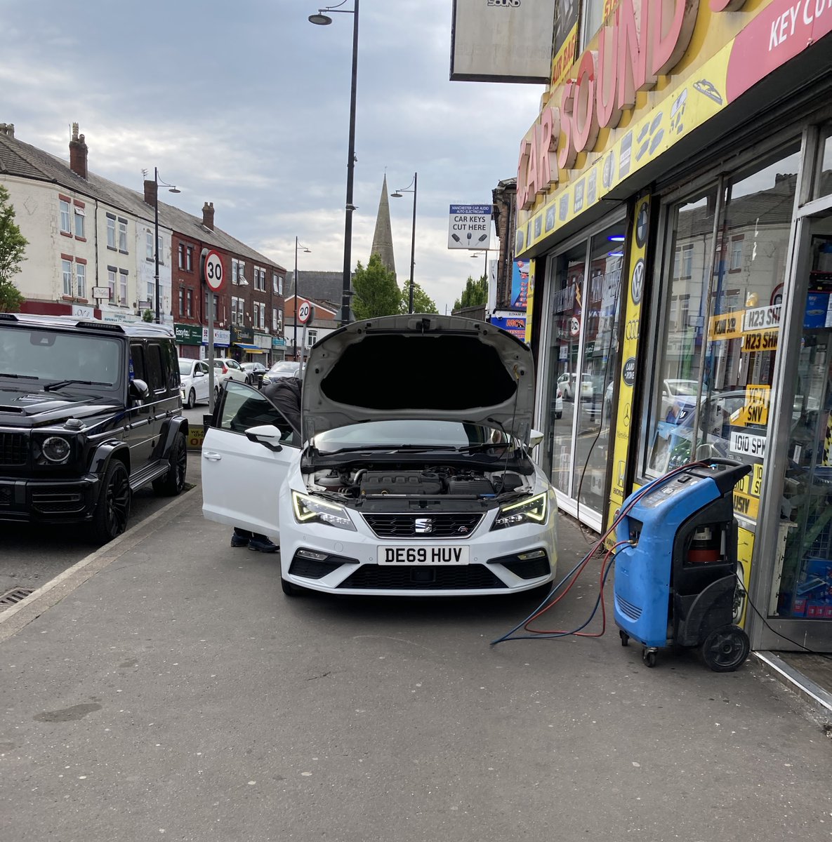 Stockport Road, Levenshulme.
Can <a href="/LevyCllrs/">Levenshulme Councillors</a> and <a href="/MCC_Levenshulme/">MCC Levenshulme</a> explain why this hasn't been dealt with yet?
Maybe <a href="/bevcraig/">Bev Craig</a> or <a href="/AndyBurnhamGM/">Andy Burnham</a> can look into the behaviour of garages here?
It's years of pavement parking and illegally fixing cars on pavements and adjacent streets.