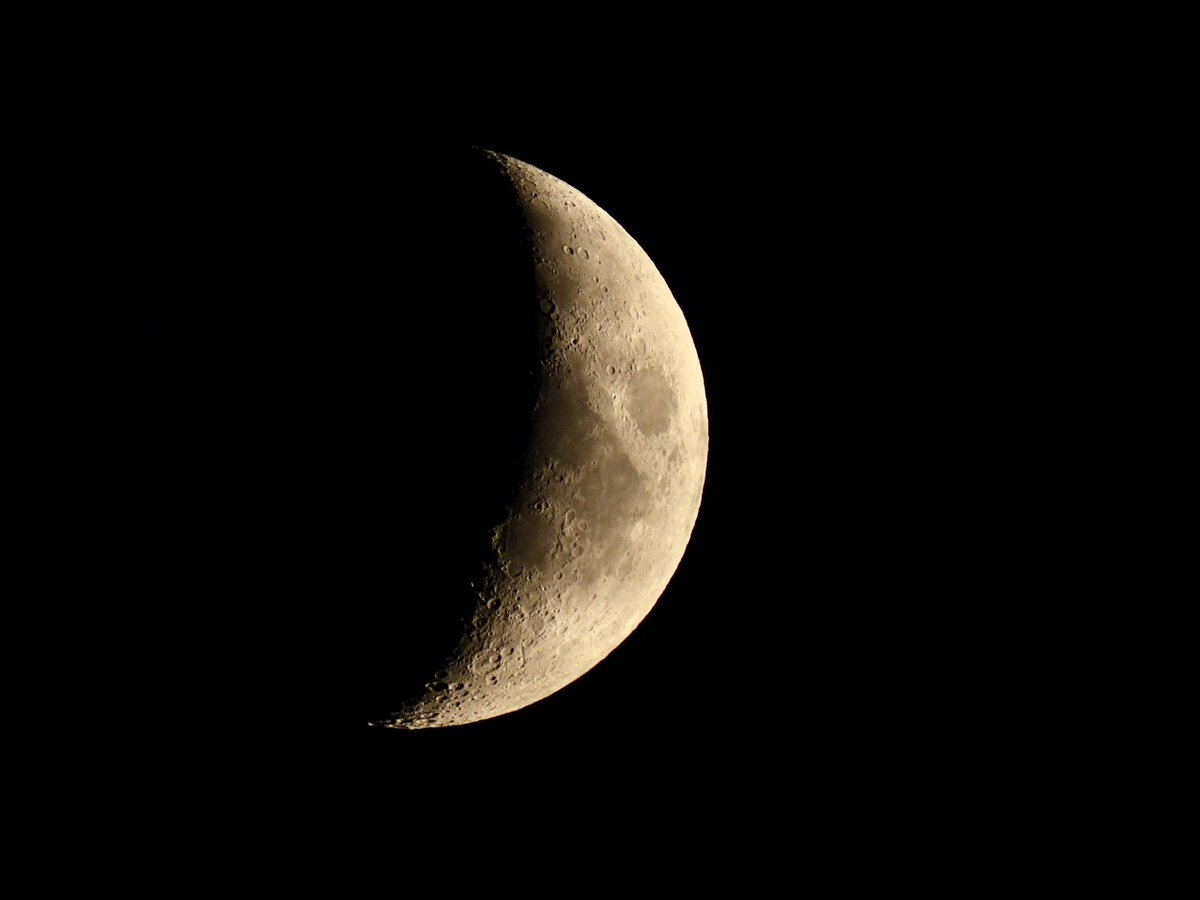 Monday's moon in the heat of the evening sky, 31% lit, waxing crescent 
#moonhour