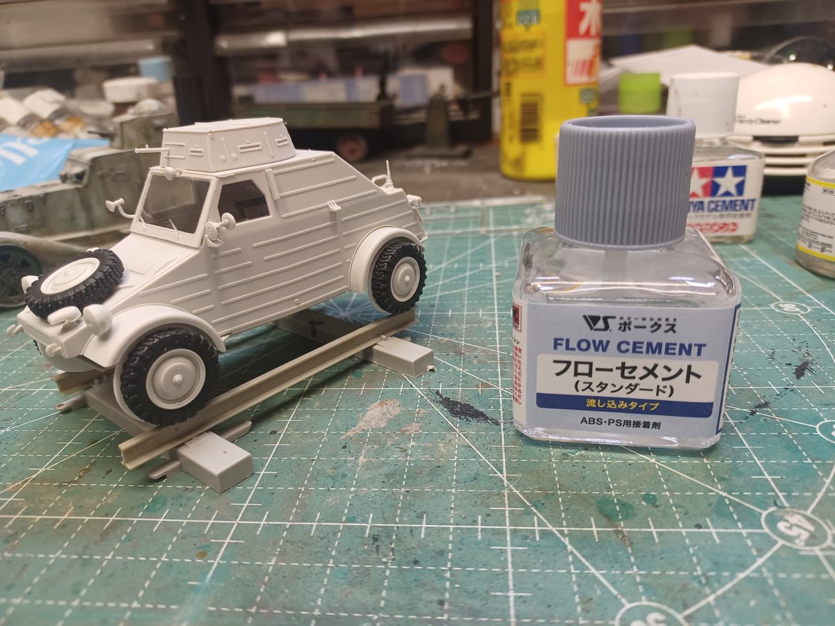 cO8FCBSUSTv1Z2's tweet image. #ボークス
横浜AFV も終わり次に進む前に少し息抜き。
MENGモデルのキューベルワーゲン823型です✨
少し合いの調整が必要なところありますが良くできたキットですね✨3時間位で組立できました。
今回の新たに発売されたボークスの接着剤を使ってみた。乾燥時間が早い流し込みタイプです。
これ良き❗