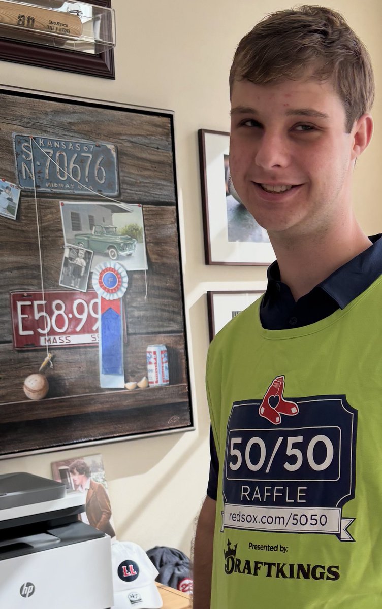 CatherinVaritek's tweet image. Huge shout out to Trevor Wakefield working his first night at Fenway selling 50/50 raffle tickets for the @RedSoxFund
High fives if you see him 🖐🏻💙 #49 @redsox
