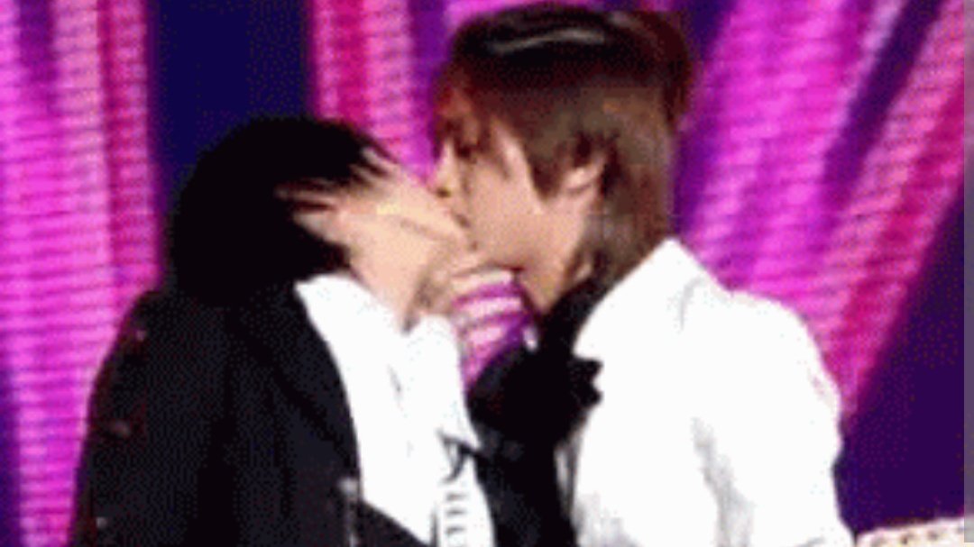 npomvtt's tweet image. Kpoppers crias de 4th/5th gen reclamando do Pepero game, enquanto isso os idols de kpop da 2nd gen em uma apresentação/esquete aleatória: