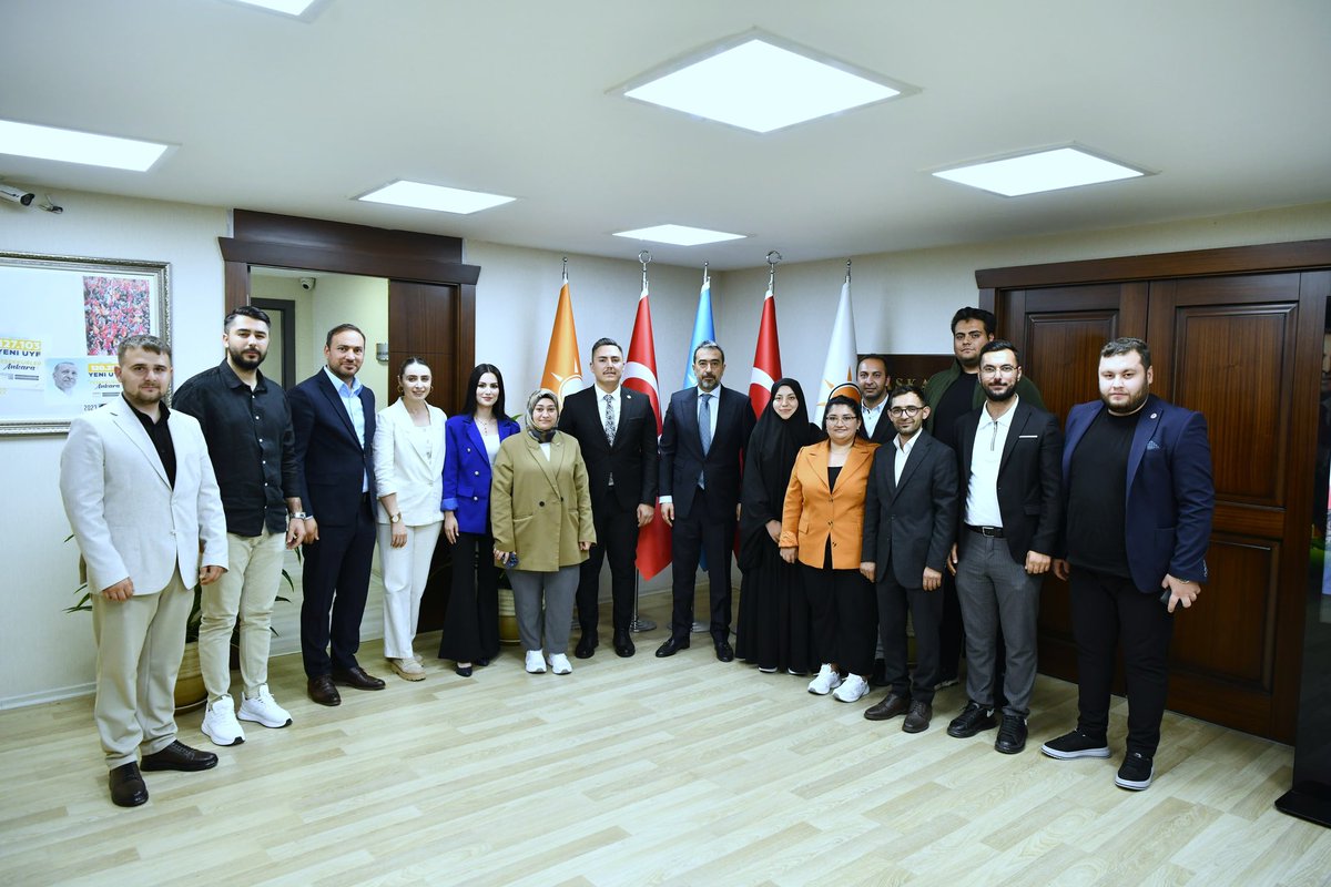 AK Gençlik Mamak (@akgenclkmamak) on Twitter photo Ankara’nın abisi, İl Başkanımız Sn. <a href="/hakanhanozcan/">Hakan Han ÖZCAN 🇹🇷</a> ’ı makamınında ziyaret ettik.
Değerli kabulleri ve samimi sohbetleri için teşekkür ediyoruz.
Mamak Gençlik Kolları olarak Teşkilatımızın izinde, durmak yok yola devam. Ankara’nın abisi, İl Başkanımız Sn. <a href="/hakanhanozcan/">Hakan Han ÖZCAN 🇹🇷</a> ’ı makamınında ziyaret ettik.
Değerli kabulleri ve samimi sohbetleri için teşekkür ediyoruz.
Mamak Gençlik Kolları olarak Teşkilatımızın izinde, durmak yok yola devam.