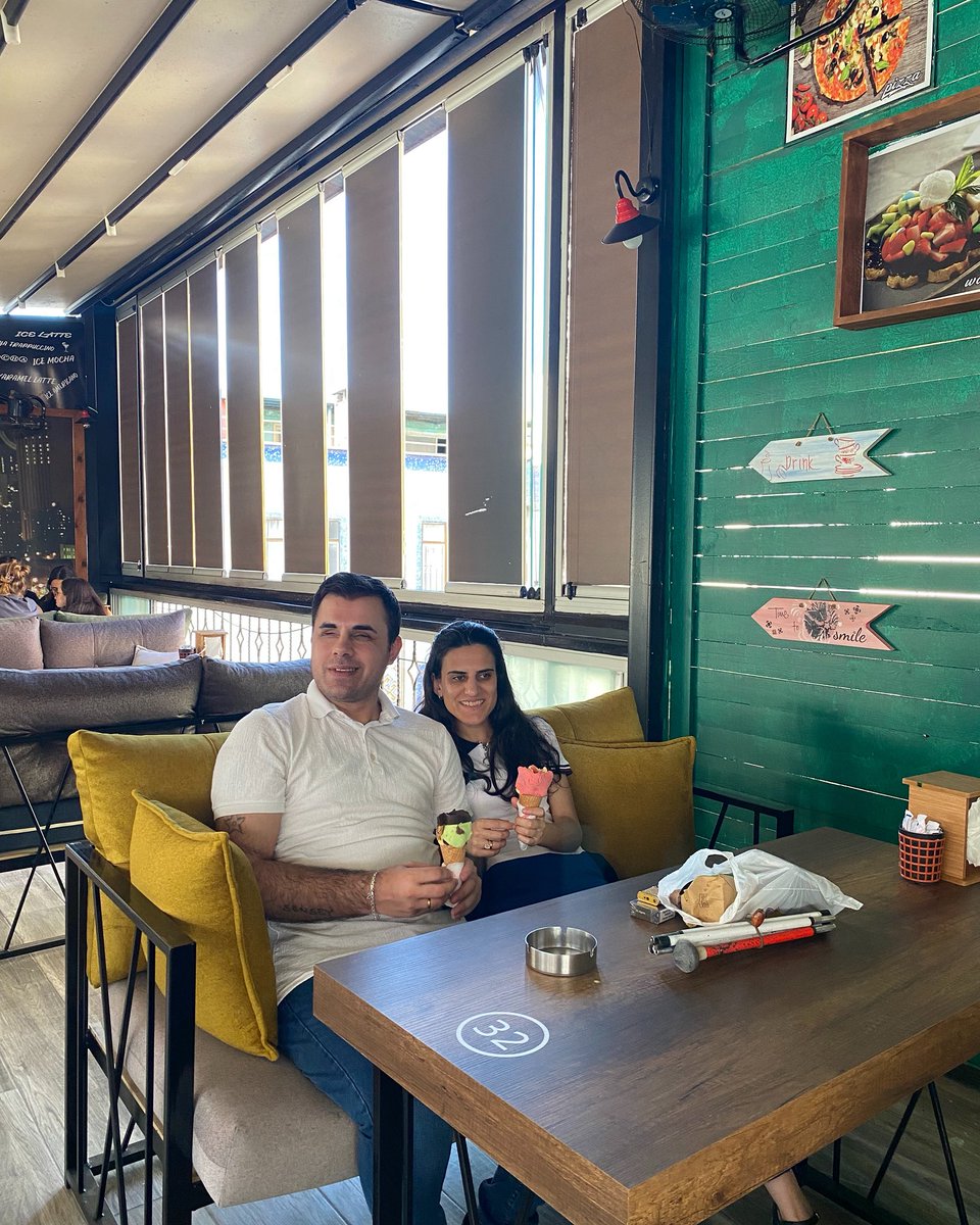 Nişanlılığımızın ilk yılında, ömrümün ilk sinema tecrübesinden sonra ömrümle dondurma keyfi. 😘😍 Seni Çok Seviyorum