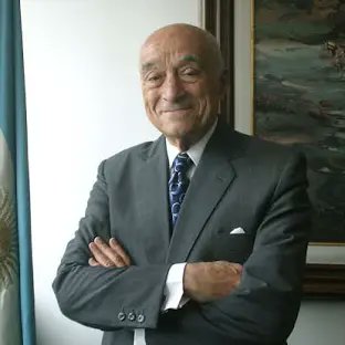 SABIAS QUE.....

Enrique Eskenazi, dueño del Grupo Petersen, es uno de los empresarios que financió la campaña presidencial de Javier Milei.

¿Sabes quien es uno de los beneficiados del fallo por la expropiación de YPF?

El Grupo Petersen que tiene el 25.4% de las acciones.

Fin