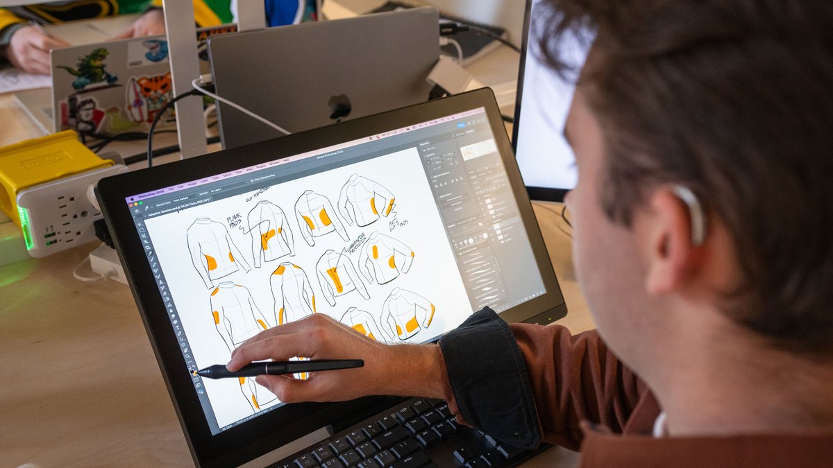 Creating extraordinary things for ordinary life. 💻

For 2025 UO graduate Eli Mikiten, product design means helping people stay active and live better. This June, he graduated with a bachelor of fine arts in product design and a minor in business entrepreneurship.

Like all