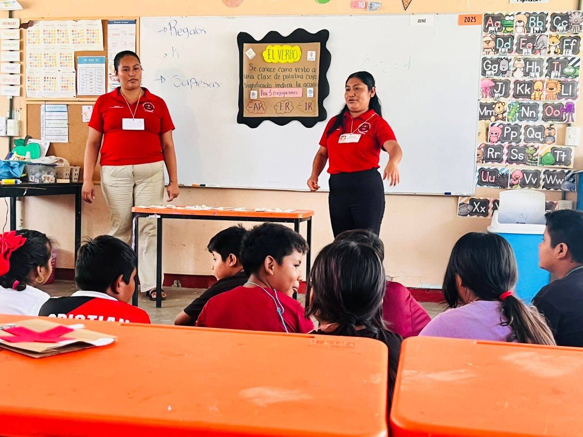UacoComunica's tweet photo. 🌞 Nuestras y nuestros estudiantes del CUC Colotepec han llevado el aula a la comunidad de Charco Seco, donde el aprendizaje se vuelve acción, la lengua se revive en el juego, y la investigación se enraíza en la vida.  Educar comunalmente es aprender desde y para la comunidad. https://t.co/n2bcdg0cuZ