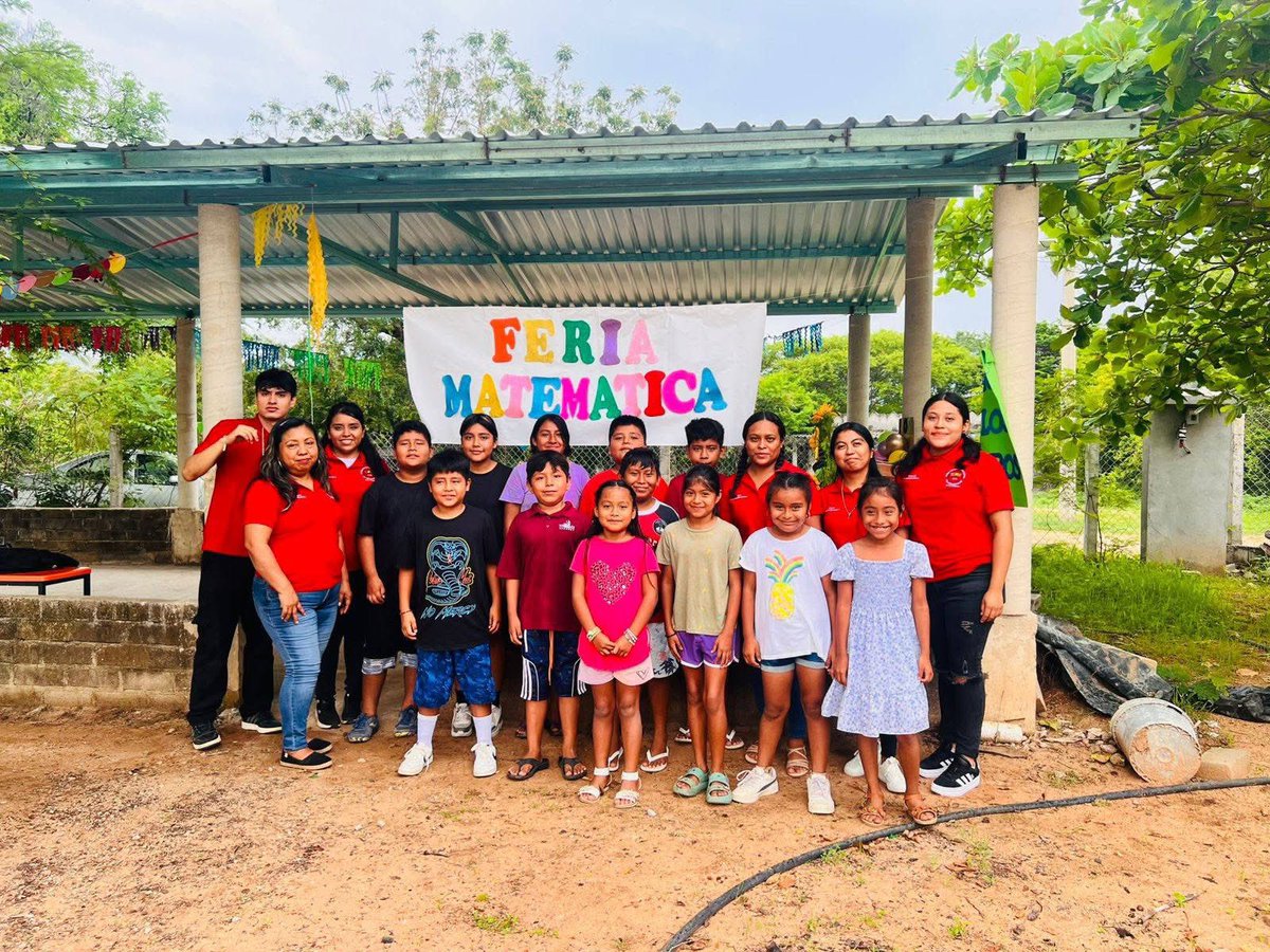 UacoComunica's tweet photo. 🌞 Nuestras y nuestros estudiantes del CUC Colotepec han llevado el aula a la comunidad de Charco Seco, donde el aprendizaje se vuelve acción, la lengua se revive en el juego, y la investigación se enraíza en la vida.  Educar comunalmente es aprender desde y para la comunidad. https://t.co/n2bcdg0cuZ