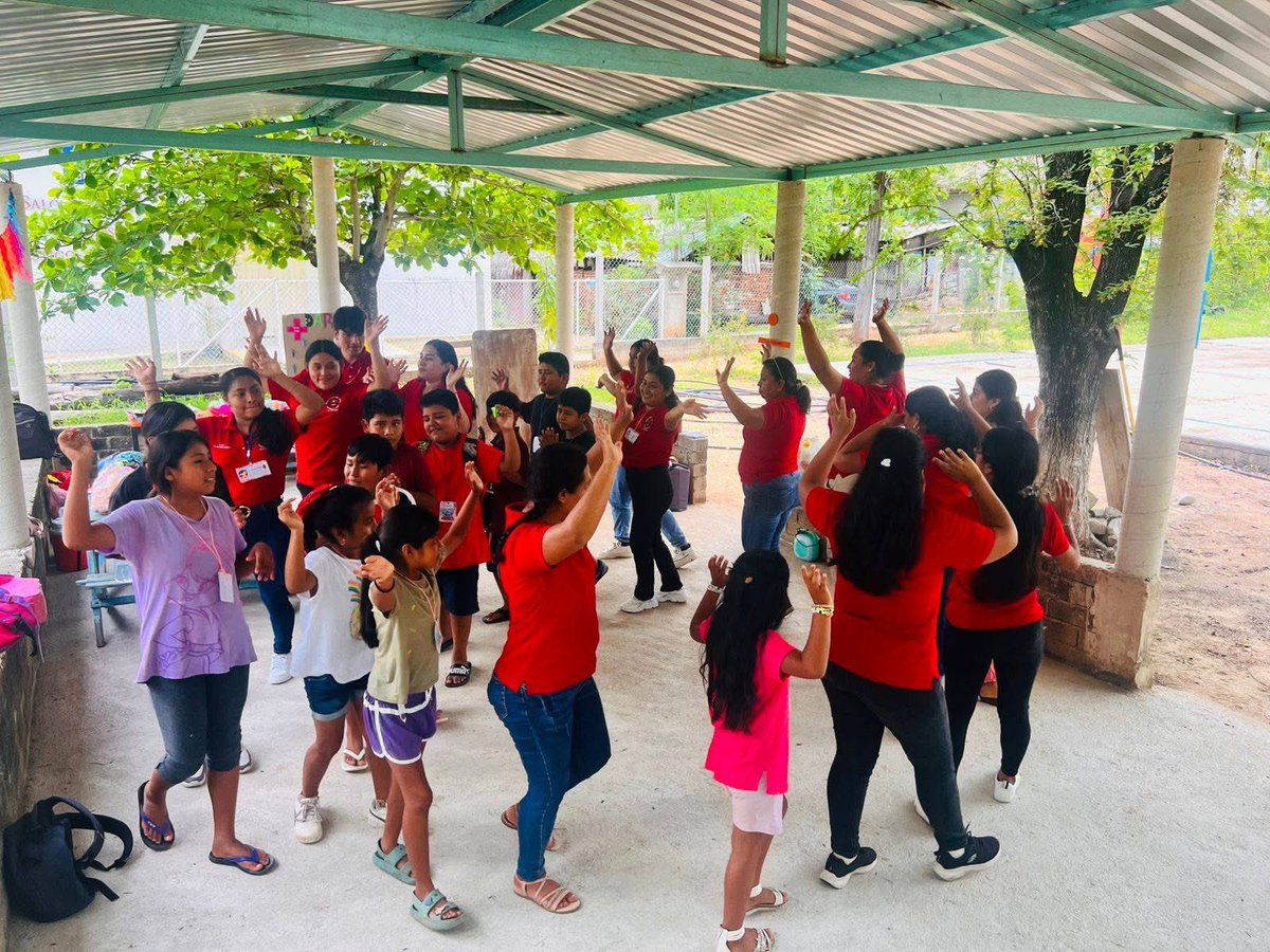 UacoComunica's tweet photo. 🌞 Nuestras y nuestros estudiantes del CUC Colotepec han llevado el aula a la comunidad de Charco Seco, donde el aprendizaje se vuelve acción, la lengua se revive en el juego, y la investigación se enraíza en la vida.  Educar comunalmente es aprender desde y para la comunidad. https://t.co/n2bcdg0cuZ