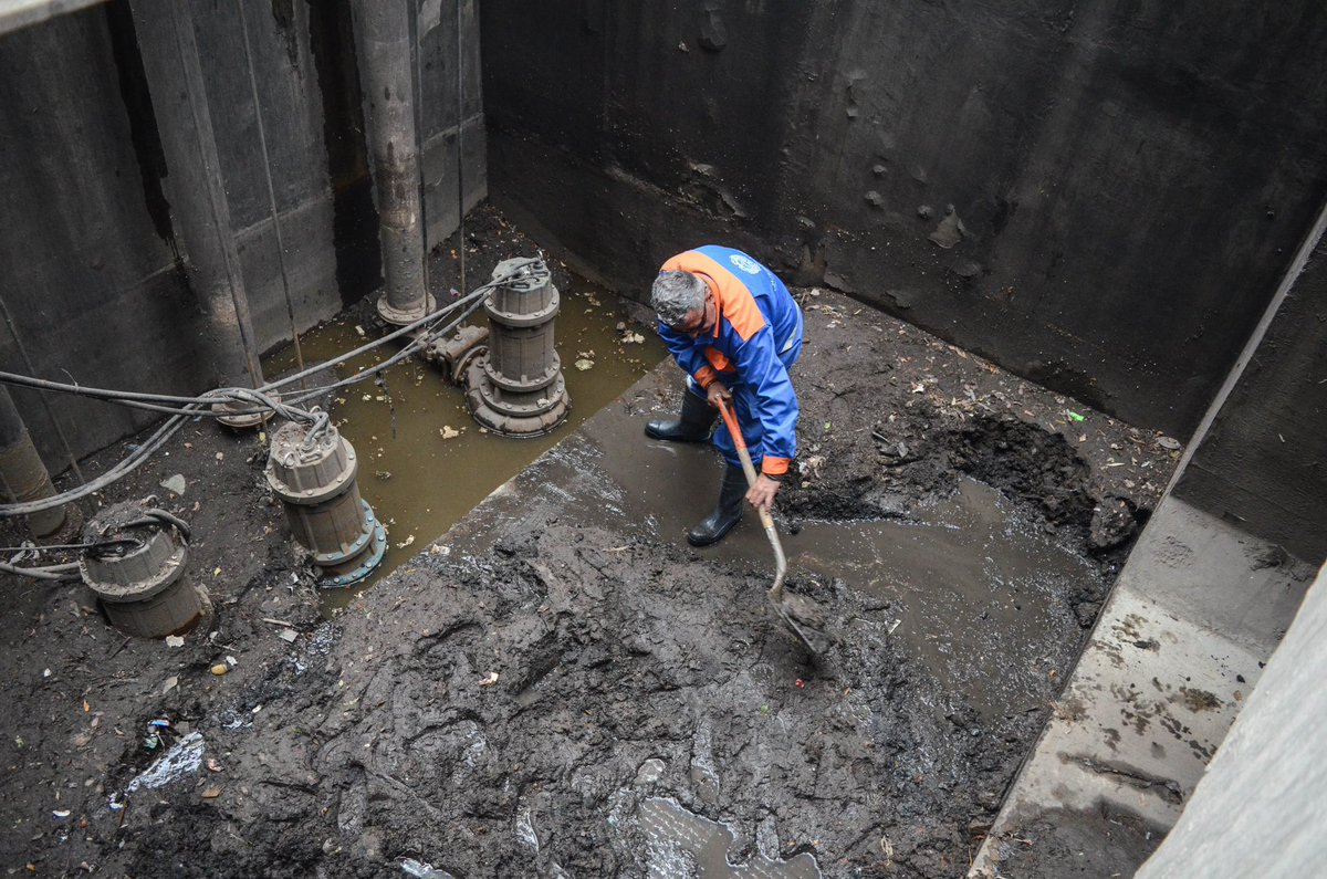 Dimos mantenimiento y supervisamos el cárcamo en calle Invierno.
Con estas acciones aseguramos su buen funcionamiento y prevenimos inundaciones.
Seguimos trabajando por un Queretaro en orden. 
#PlanOrden