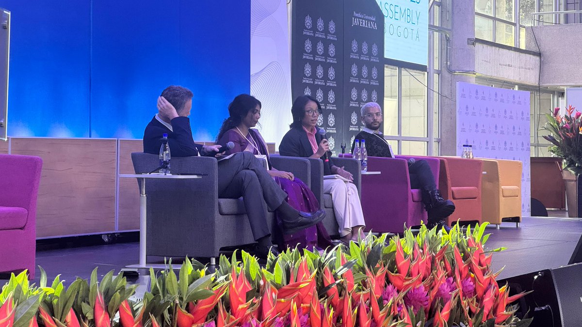 La sesión también incluyó la presentación del Proyecto de Currículo de Ciudadanía Global y el Programa de Fellows de la IAJU, a cargo del Dr. Thomas Banchoff y estudiantes fellows. 🌍👥
-
The session also featured a presentation on the IAJU Global Citizenship Curriculum Project