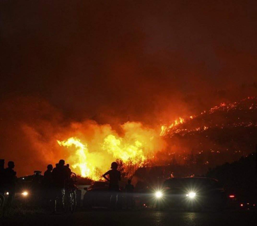 Seferihisar İç İşleri Bakanlığı tarafından Genel Hayata Etkili Afet Bölgesi ilan edildi. Cumartesi akşamı yemyeşildi buralar. Şimdi alevlere teslim. Durmuyor yangın. Zeytin ağaçlarına mı  üzülelim, ölen kuşlara, kirpilere, arılara, hayvanlara mı yoksa insanlara mı? #izmiryanıyor