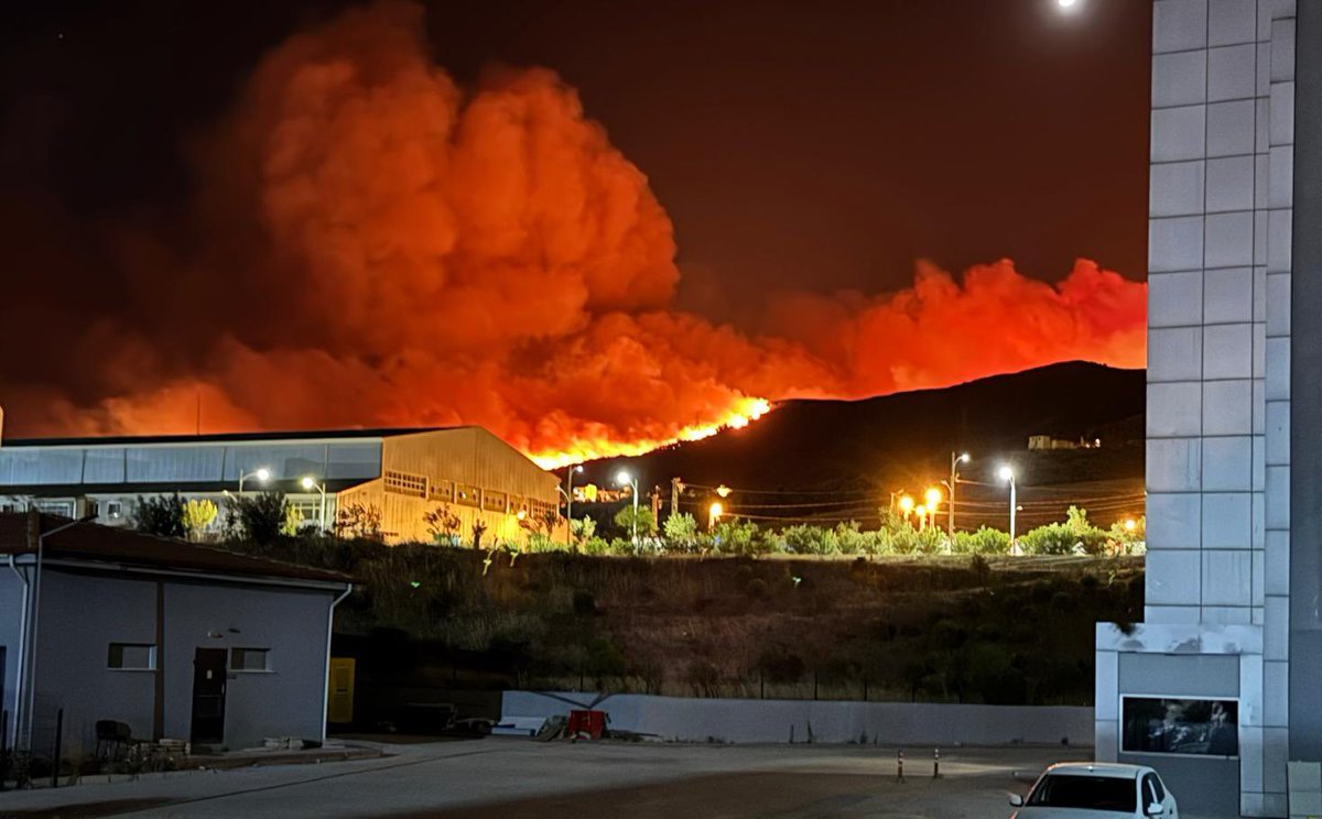 Hatay depremden sonra bir de yangın felaketi yaşıyor!

Yangın, Mustafa Kemal üniversitesine kadar yaklaştı!
HER YER YANIYOR! Acil destek bekleniyor!
#AntakyaYanıyor