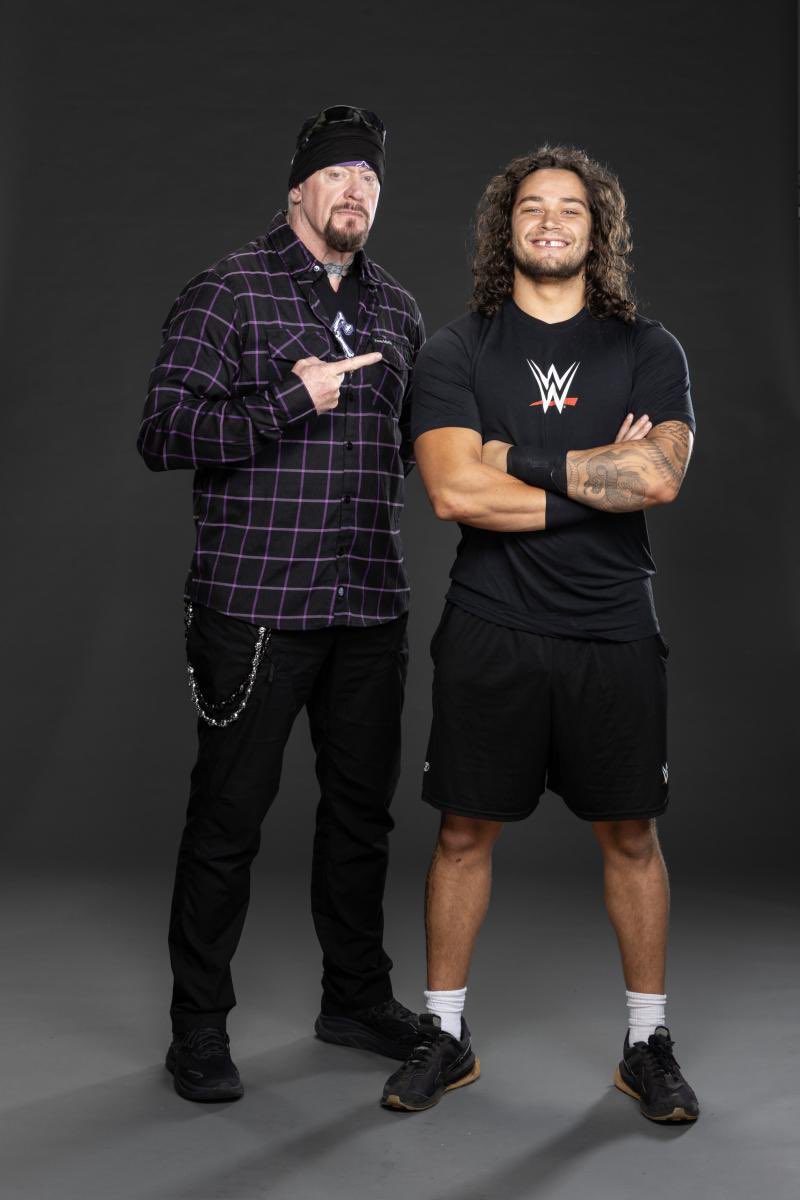 shiloh_wwe's tweet photo. ready to work #teamtaker #wwelfg https://t.co/tJvVYTzXDG
