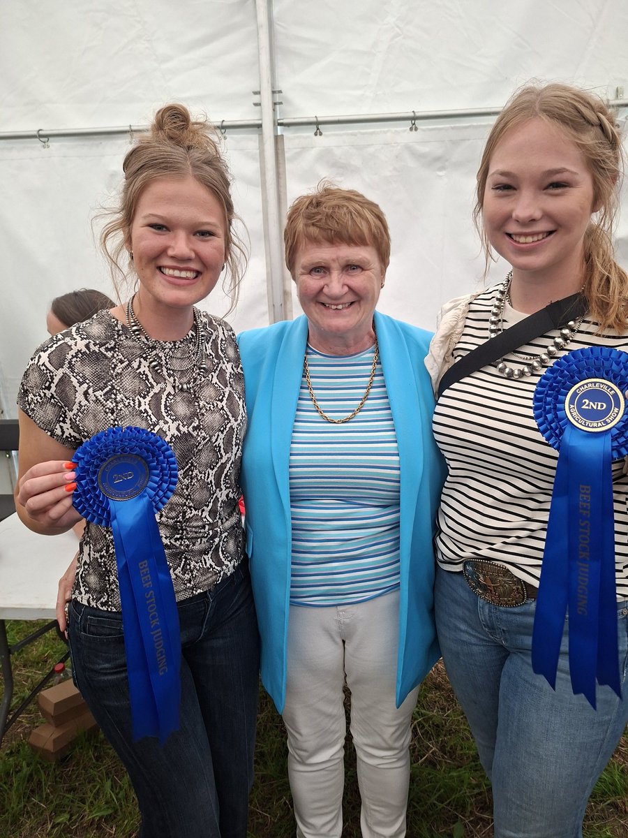 AliceDoyleIFA's tweet image. Anne O Connor and her daughter displaying embroidery crafting at Charleville show
1st, 2nd ,3rd place winners in American student stock judging competition at Charleville show