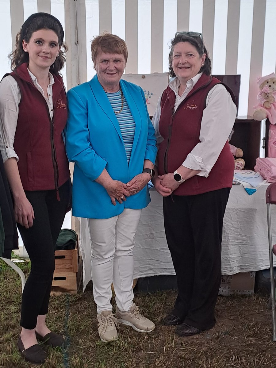 AliceDoyleIFA's tweet image. Anne O Connor and her daughter displaying embroidery crafting at Charleville show
1st, 2nd ,3rd place winners in American student stock judging competition at Charleville show
