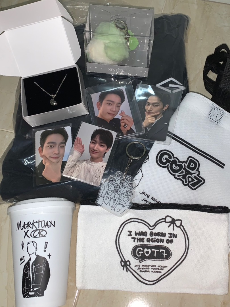 defsoul1998's tweet photo. @cholymarkk ได้ของครบแล้วค่ะ รอบแรกมาช่วงเดือนพ.ค. รอบสองมาถึงเมื่อวาน ได้ของครบทุกชิ้นไม่มีปัญหาของแถมที่บอกว่าจะตามมาพร้อมรอบ2ก็มาครบหมด ราคาพรีก็ถูกมากกก ถึงจะรอนานแต่ก็เข้าใจแอดมินมากๆค่ะ สั่งเยอะ ลอตใหญ่สุดๆ 55555 ขอบคุณนะคะ ที่ส่งปมนยองให้หนูค่ะ 55555 💚💚💚💚💚💚 #cholymarkkupdate https://t.co/WaslbTodMd
