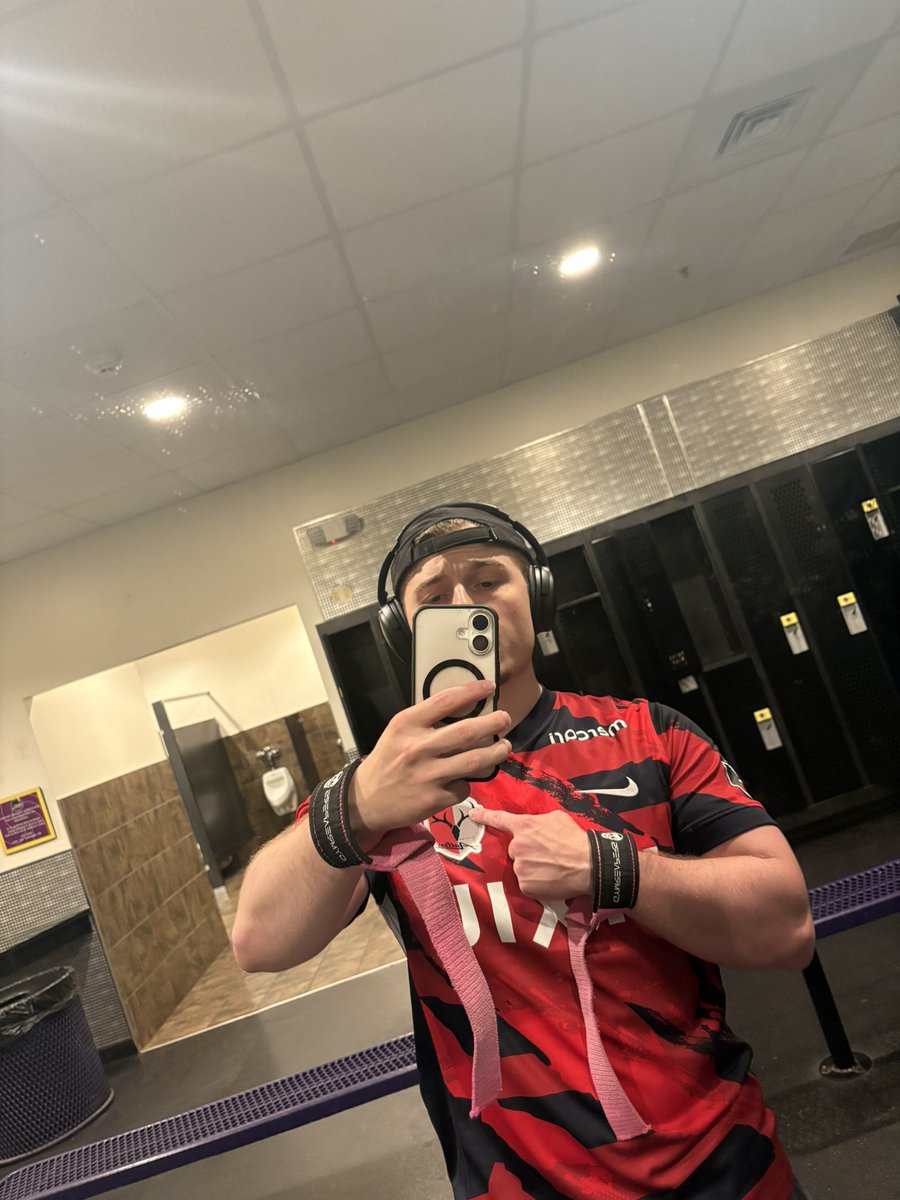 Repping the best club in Japan at the gym today🦌🔥 #鹿島アントラーズ #antlers (nobody in this gym knows this Jersey 😔) <a href="/atlrs_official/">鹿島アントラーズ</a>