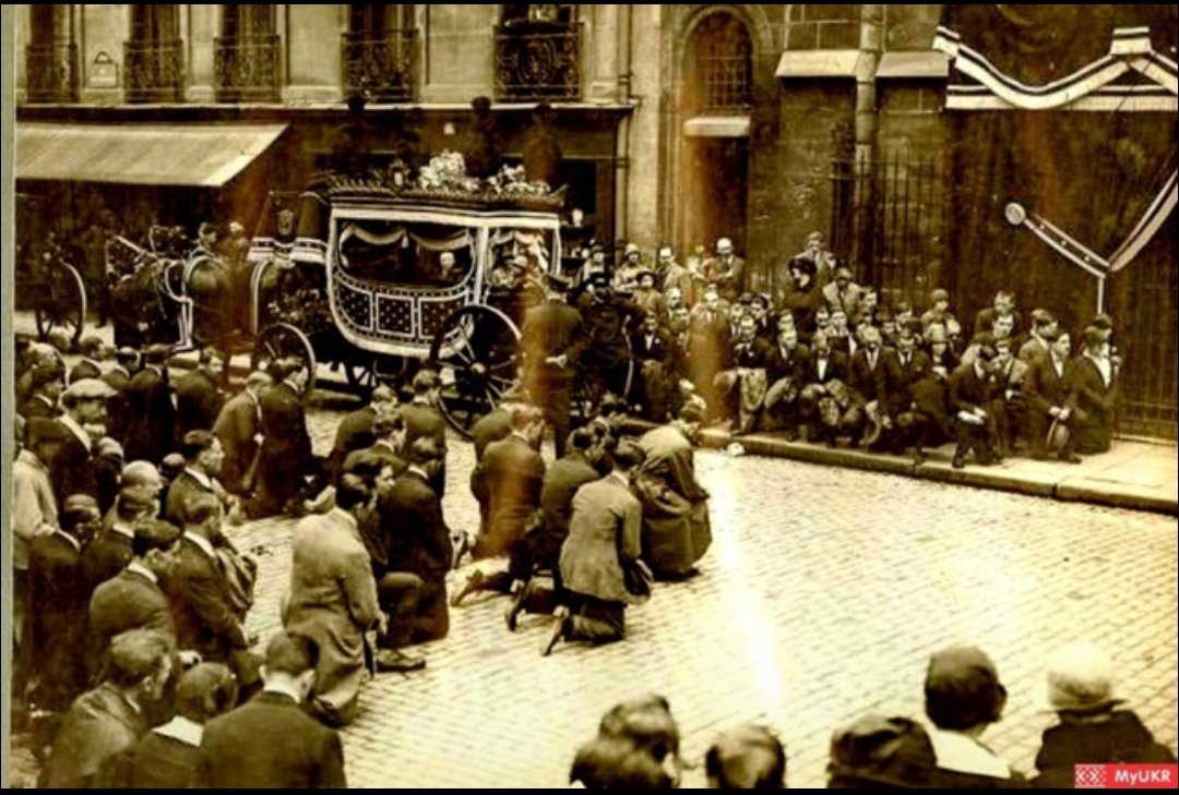 📌Откуда пошло стояние на коленях у украинцев.
Украинская традиция стояния на коленях пошла с Западной Украины.Когда польского пана хоронили-холопов ставили на колени для демонстрации покорности.Подразумевалось,что холопы будут покорны пану даже после его смерти,а заодно и