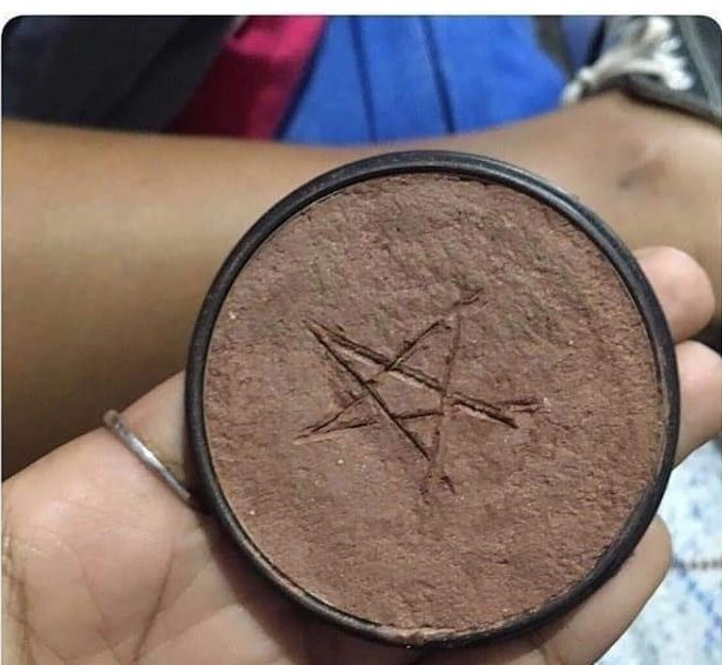 AquelaLara's tweet photo. Pó com pacto
(desculpa) https://t.co/gIud2NLnRA