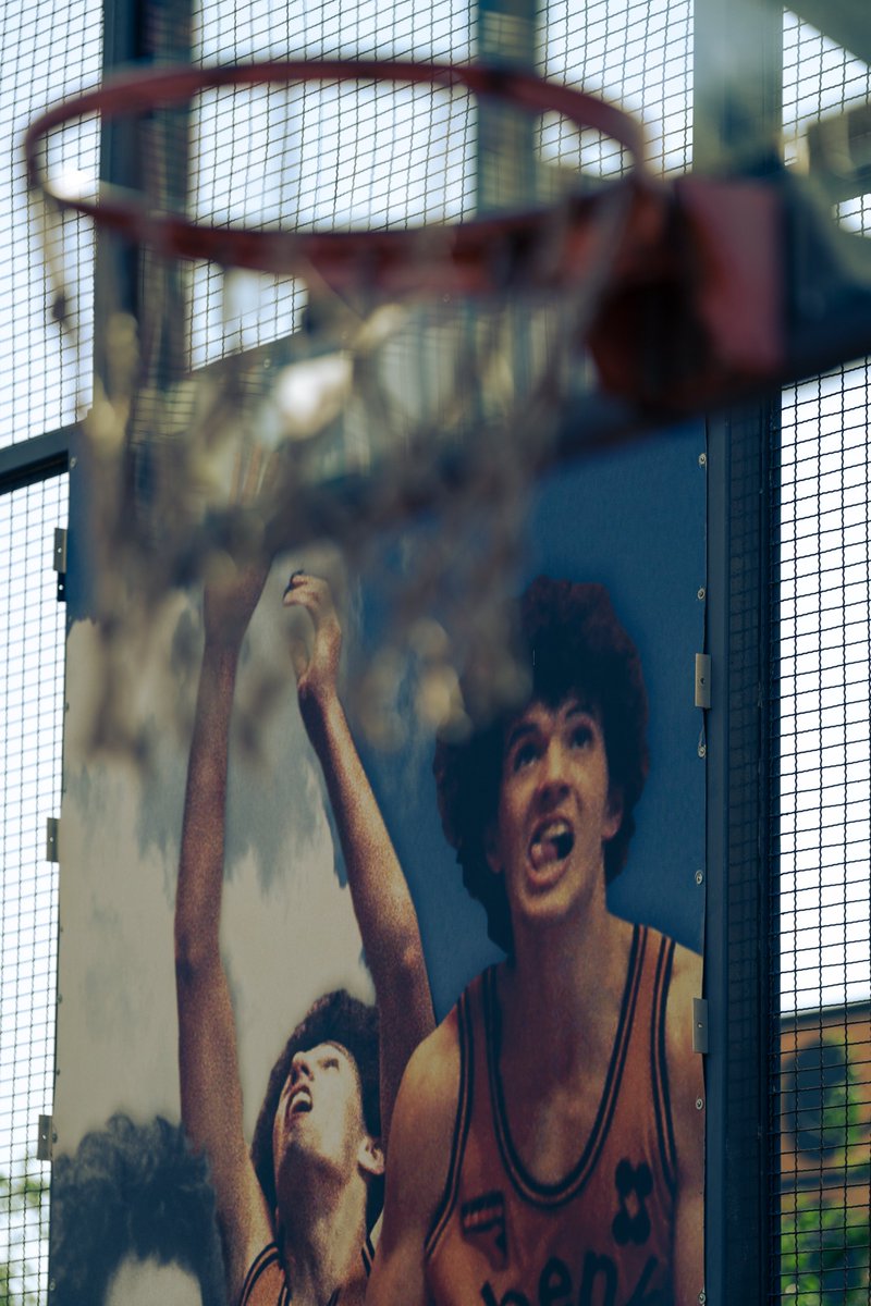 Cuando le conté a <a href="/rafavega_/">Rafa Vega</a> que iba a visitar Sibenik, en Croacia, me dijo: "¡De allí era Petrovic!"

Luego descubrí que hay una estatua suya donde aprendió a jugar al baloncesto y fui a fotografiarla

Precioso homenaje a uno de los mejores jugadores de todos los tiempos