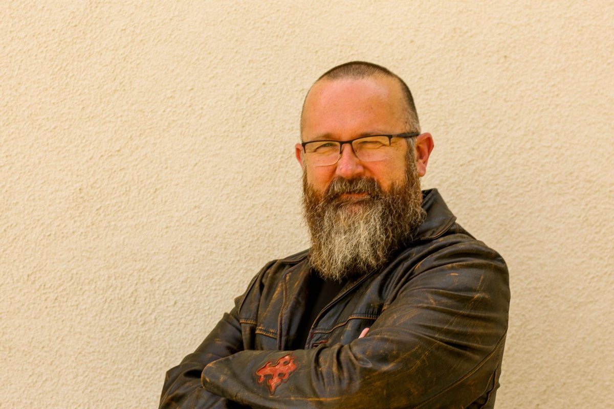 UCIrvine's tweet image. 🎙️ June’s #UCIPodcast is like a good summer read – a “page-turning” compelling conversation w/ incoming English chair Jonathan Alexander on topics including writing, pioneer Edmund White, #Pride & managing fear in the face of uncertainty.
🎧 bit.ly/4erQSzb