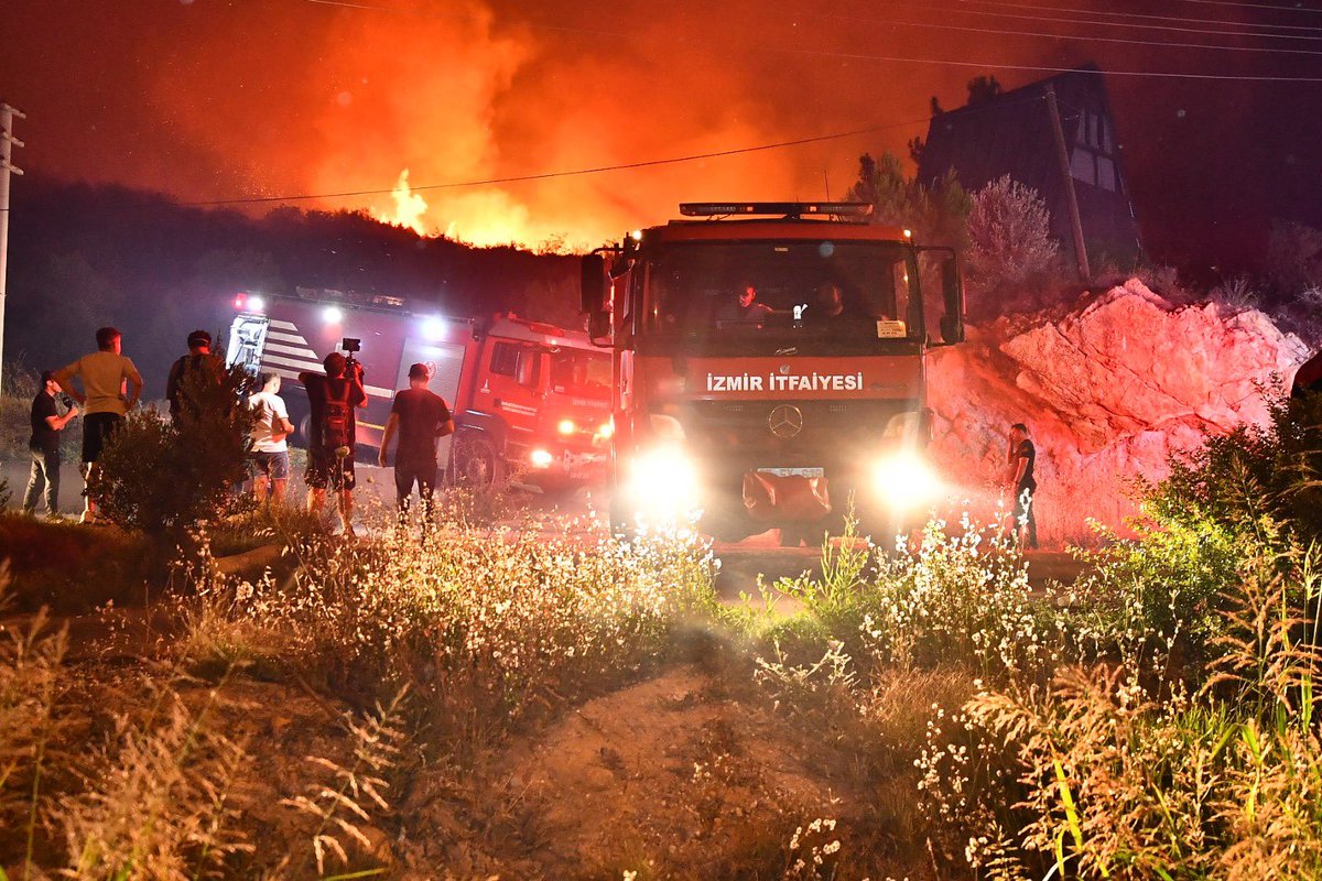 Belediyemiz ile çevre illerden gelen itfaiye ekipleri Seferihisar'da gecenin ilerleyen saatlerine kadar alevlerle mücadelesini sürdürdü.

Akşam saatlerinde ormanlık alanda başlayan ve Seferihisar'ın Mersin Alanı Mahallesi'ne doğru hızla ilerleyen yangın nedeniyle bölgedeki evler