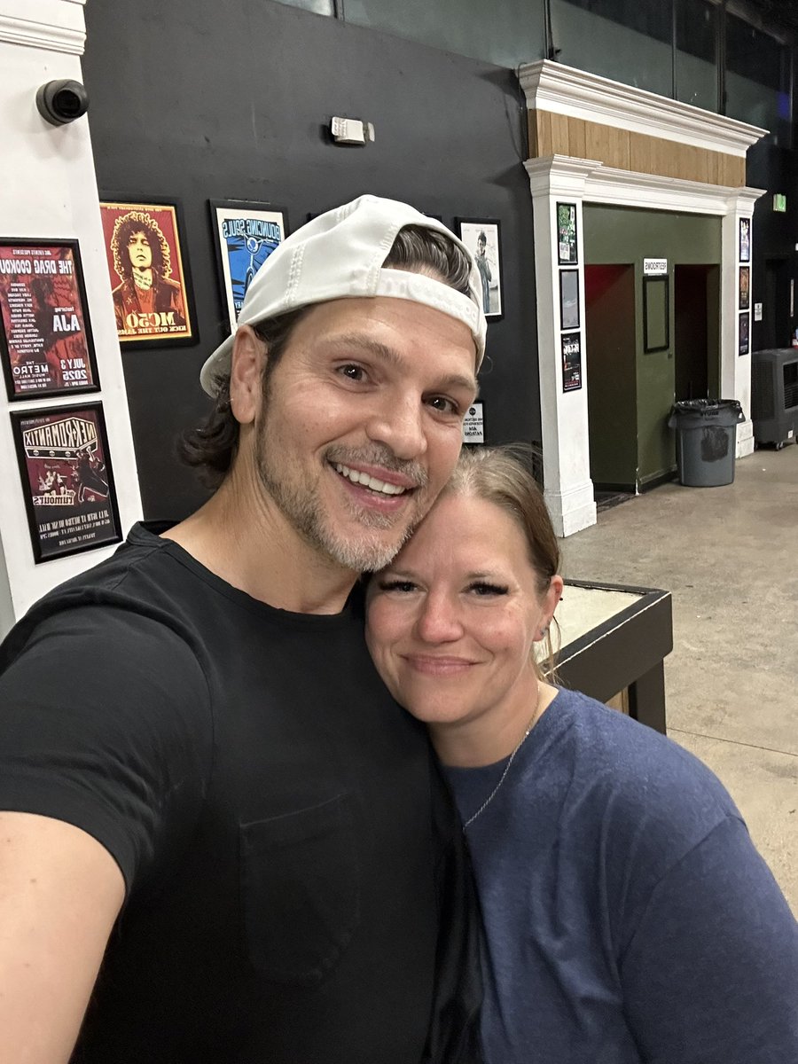 Absolutezero82's tweet image. After a really shitty week, seeing these guys was truly good for my soul. Incredible show, as usual. And man, I missed those hugs. (@adelitasway)