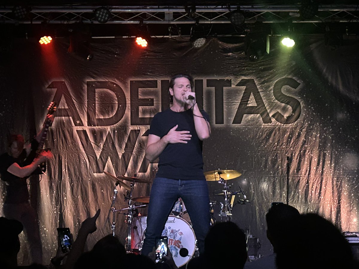 Absolutezero82's tweet image. After a really shitty week, seeing these guys was truly good for my soul. Incredible show, as usual. And man, I missed those hugs. (@adelitasway)