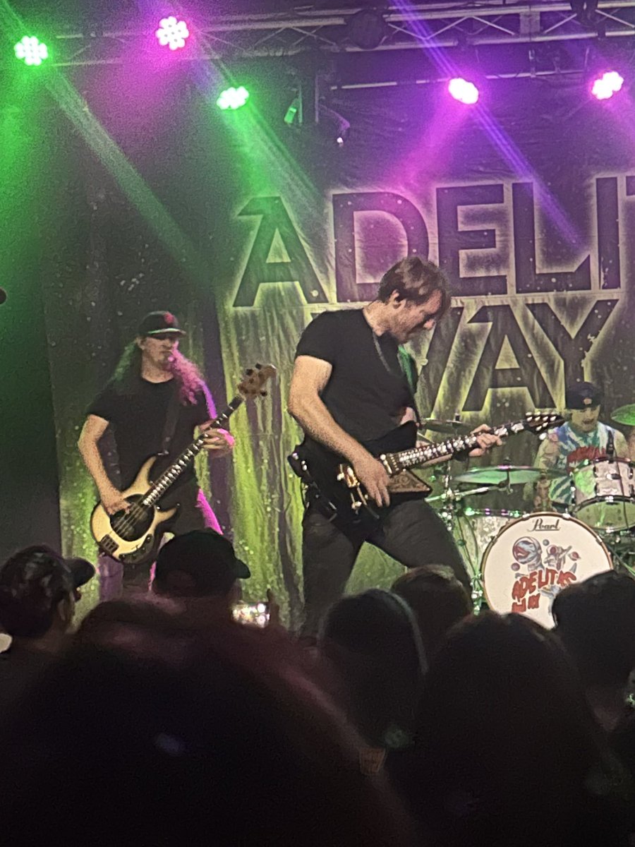Absolutezero82's tweet image. After a really shitty week, seeing these guys was truly good for my soul. Incredible show, as usual. And man, I missed those hugs. (@adelitasway)