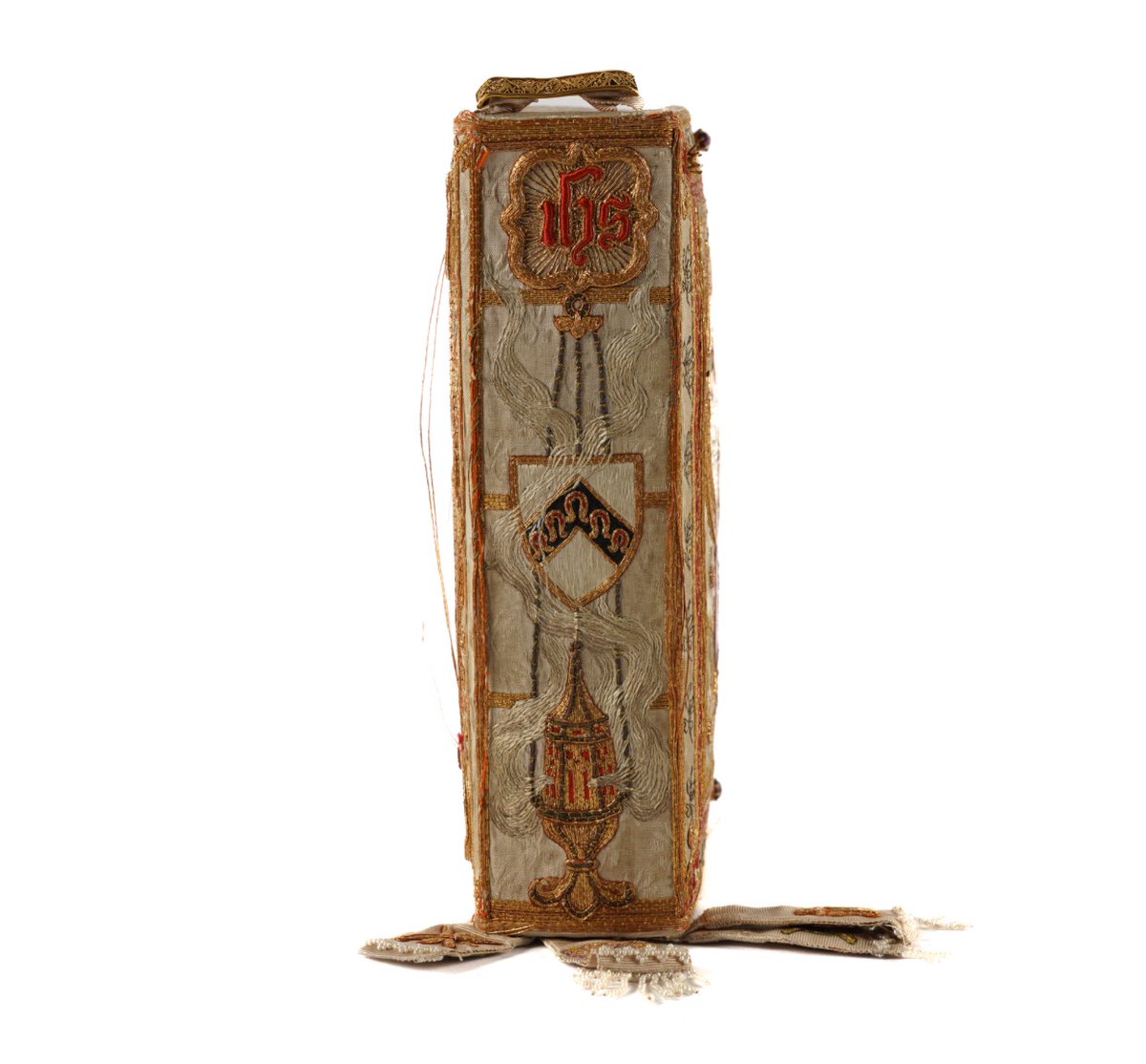 Kiefer_Wool's tweet image. 19th century book of common prayer with embroidered binding