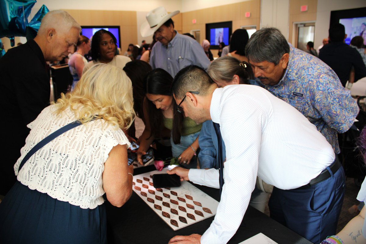 UnivTransplant's tweet image. Honoring our amazing living kidney and liver donors at this year’s Life-Saving Tree Ceremony was truly special. Each donor’s name is now engraved on a silver or copper leaf on our Life-Saving Tree—a powerful symbol of hope and second chances. Thank you for giving life! 🌿💚